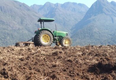 Prefeitura continua serviços de apoio aos produtores rurais para preparação do solo