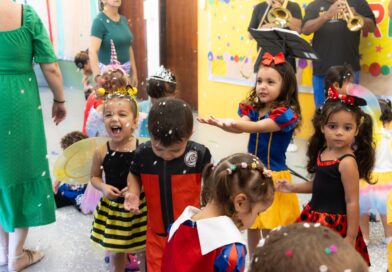 Escolas e creche comemoram chegada do carnaval com alunos e professores em folia Escolas e creche comemoram chegada do carnaval com alunos e professores em folia