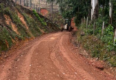 Prefeitura de Queluz intensifica manutenção de estradas rurais durante período de chuvas