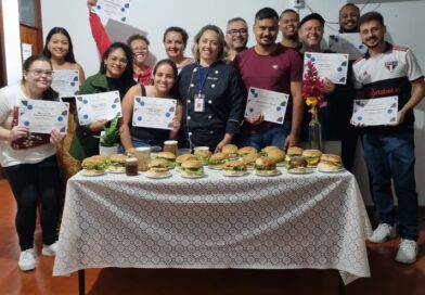 Curso de hambúrger artesanal forma alunos para área alimentícia em Queluz