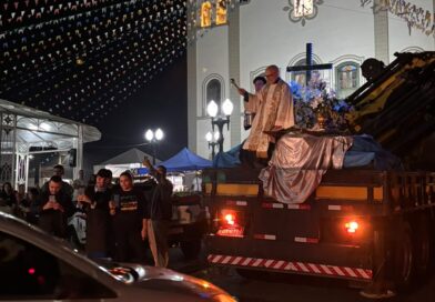 Carreata de São João encanta Queluz e marca início da novena do Padroeiro da cidade Carreata de São João encanta Queluz e marca início da novena do Padroeiro da cidade