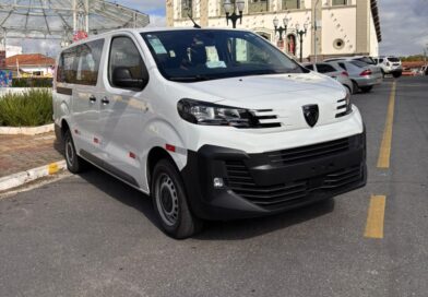 Prefeitura de Queluz amplia frota da Saúde com nova van para transporte de pacientes